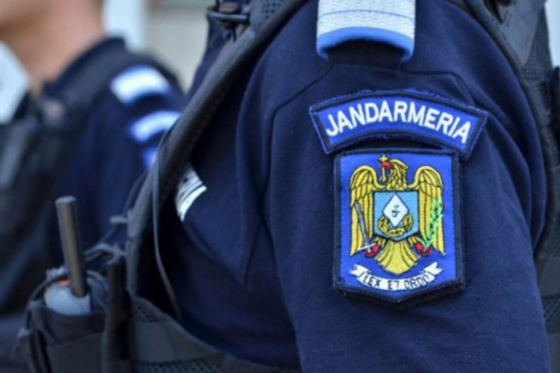 O găleată cu monede și câteva pachete de gumă de mestecat au fost găsite de jandarmi asupra a doi tineri care au spart un magazin 