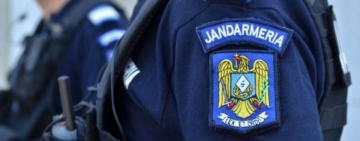 O găleată cu monede și câteva pachete de gumă de mestecat au fost găsite de jandarmi asupra a doi tineri care au spart un magazin 