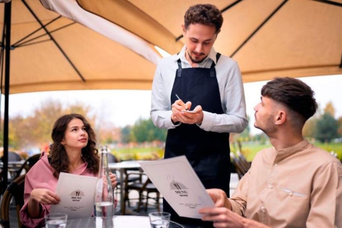 70% dintre angajații din HoReCa și turism câștigă sub salariul mediu pe economie