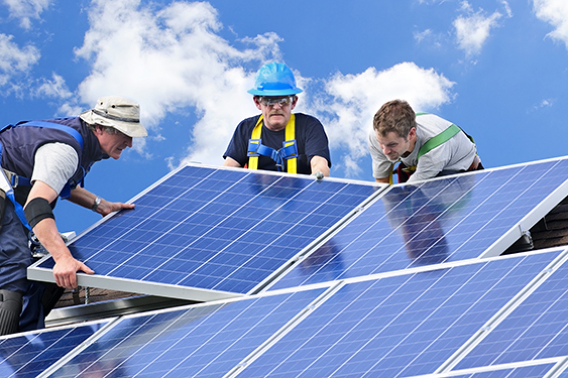 Guvernul a adoptat Ordonanța prin care elimină taxa pe soare pentru prosumatori și actualizează schema de sprijin pentru toți consumatorii de energie electrică și gaze naturale