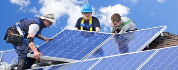 Guvernul a adoptat Ordonanța prin care elimină taxa pe soare pentru prosumatori și actualizează schema de sprijin pentru toți consumatorii de energie electrică și gaze naturale