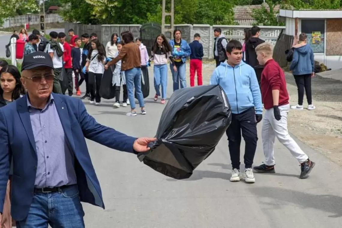 Chirnogi | Primarul Ion Ștefan, alături de elevi într-o acțiune de ecologizare