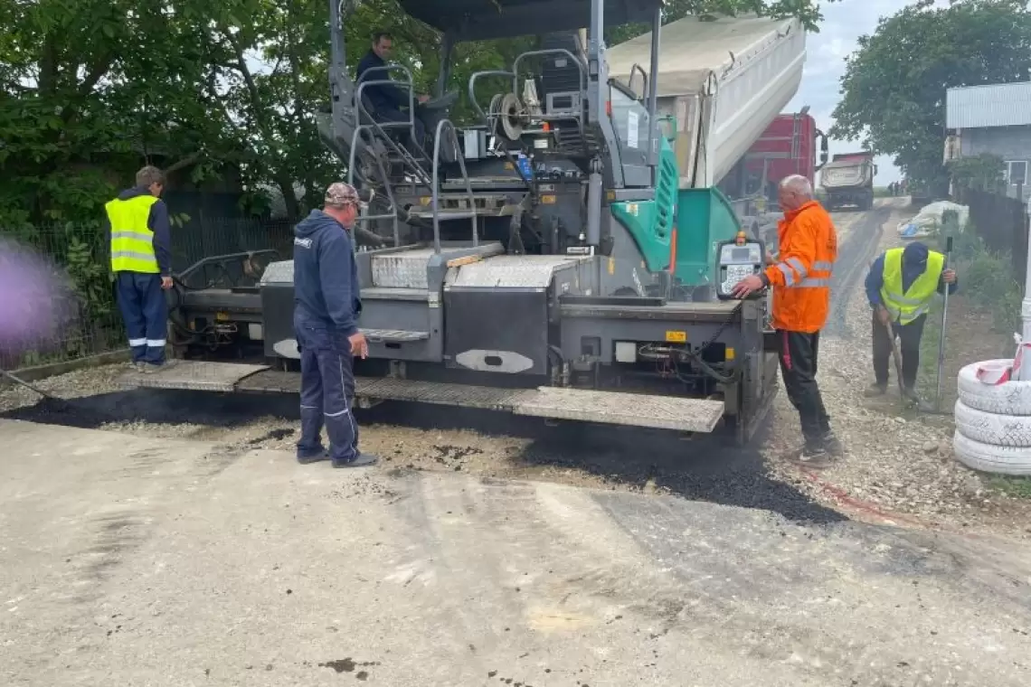 Căscioarele | Fl. Bordei: Toată iarna s-a lucrat la terasament iar astăzi turnăm asfalt
