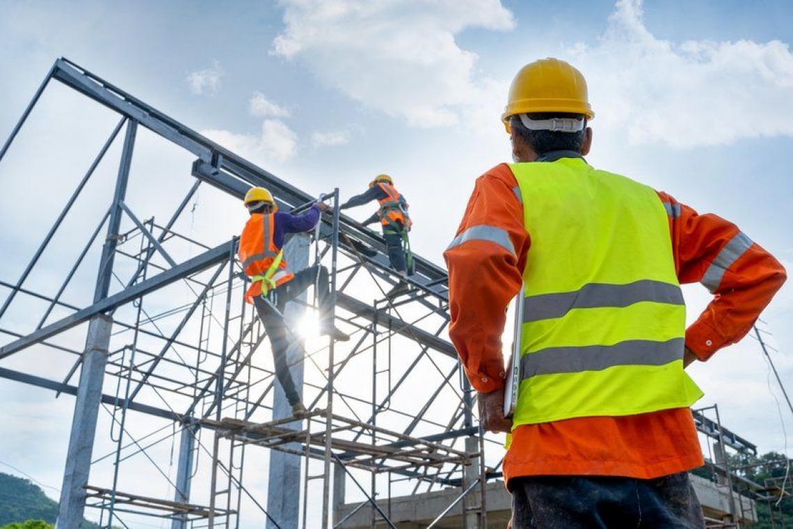 Peste o treime dintre angajații din construcții au salarii cuprinse între 4.500 și 7.000 de lei