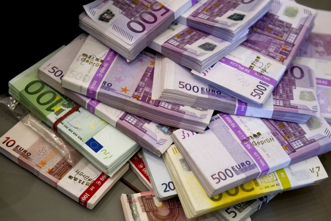 Euro a scăzut la aproape 4,97 lei