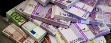 Euro a scăzut la aproape 4,97 lei