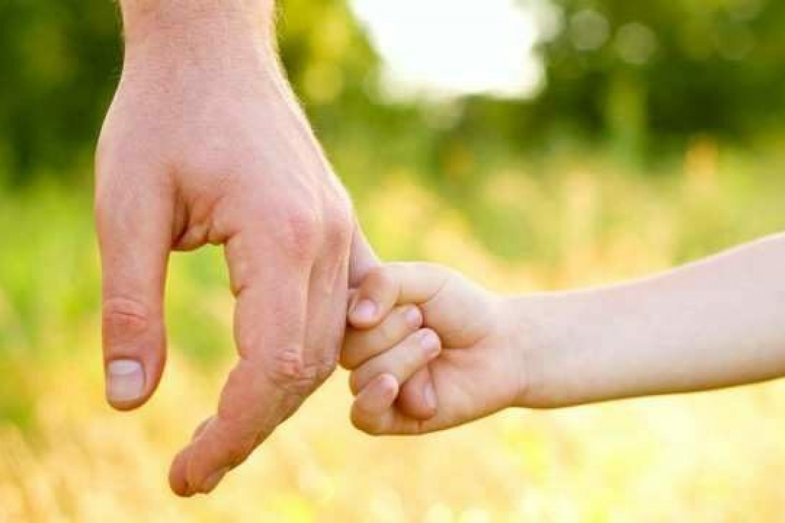 Camera Deputaţilor a aprobat noile condiţii obligatorii pentru cei care doresc să devină asistenţi maternali