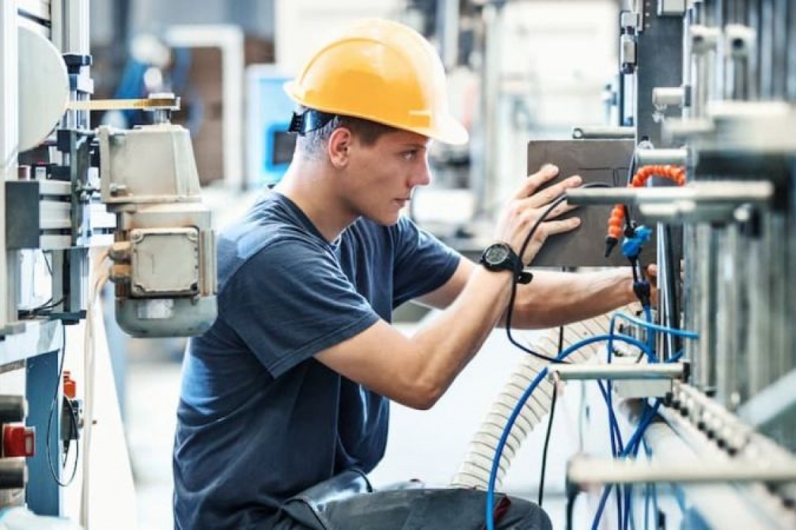 INS | Producţia industrială a scăzut cu 1,8% în primele zece luni din acest an