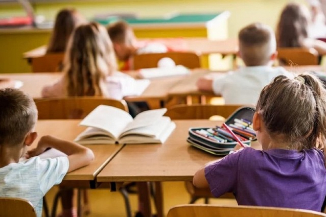 Elevii se întorc miercuri la cursuri