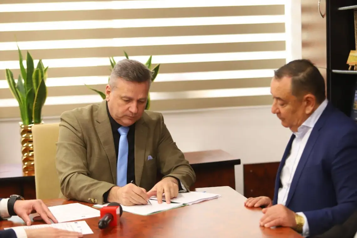 Vasile Iliuță: Am semnat contractul pentru achiziția a 25 de microbuze electrice performante care vor ajunge în comunele județului nostru