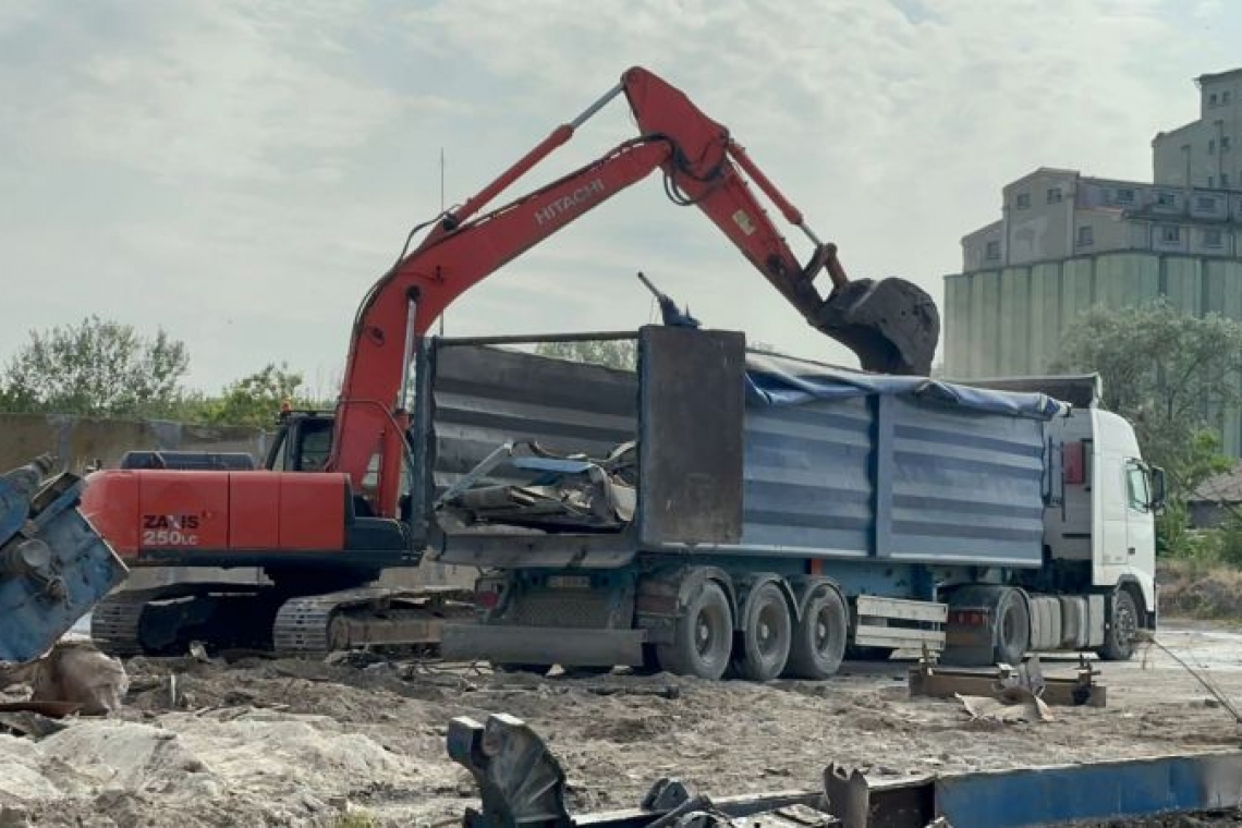 CJ Călărași | Demolarea stației de asfalt vechi din incinta societății Drumuri și Poduri Călărași