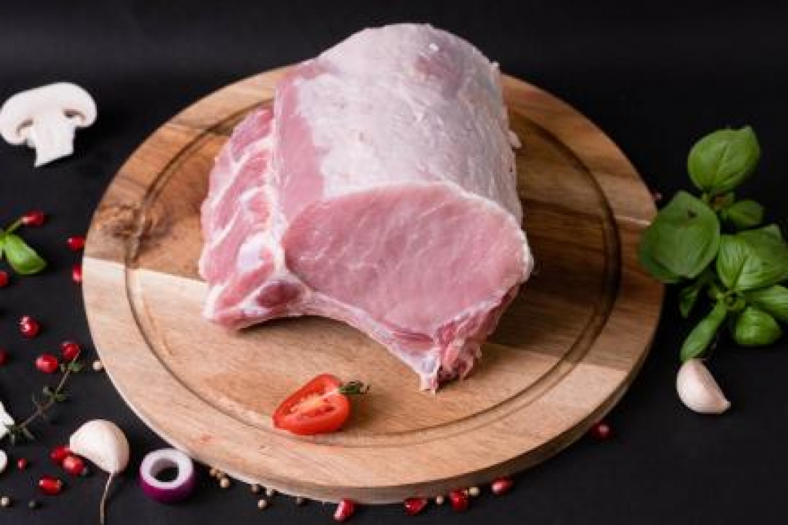 Trei din patru români preferă carnea de porc românească,  dar nu știu să o recunoască în magazine