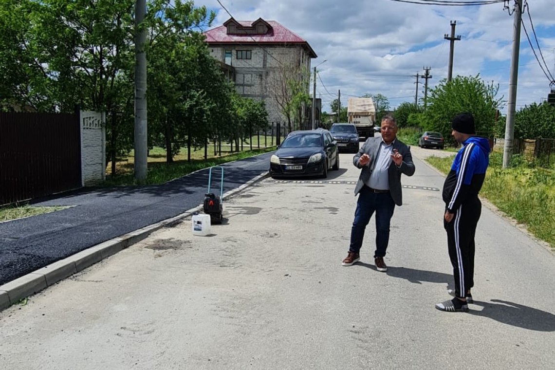 Fundeni | Au început asfaltările la pistele de biciclete și trotuare