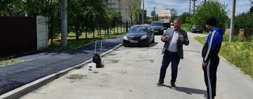 Fundeni | Au început asfaltările la pistele de biciclete și trotuare