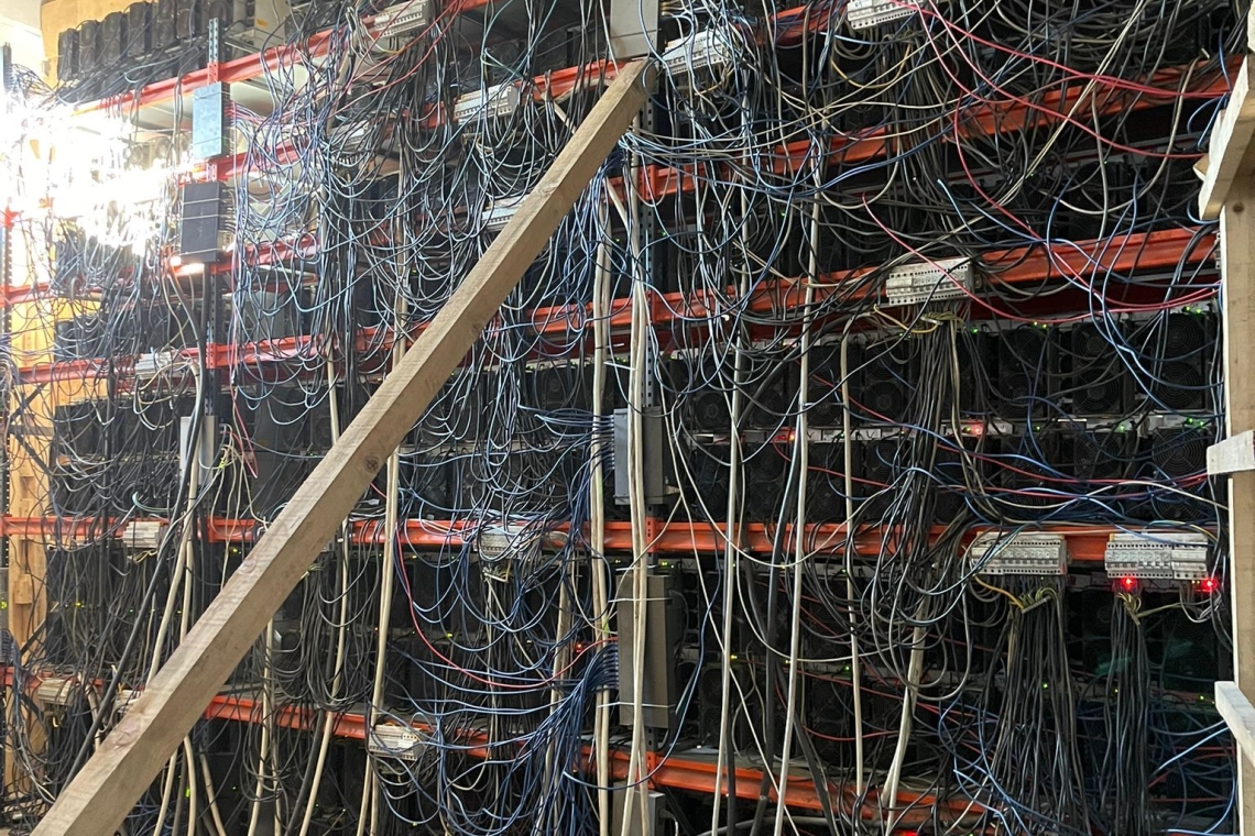 Fermă clandestină de criptomonede cu peste 400 de echipamente descoperită de inspectorii ANAF Antifraudă într-o cladire dezafectată. Activitate desfășurată în afara oricărei evidențe fiscale