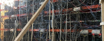 Fermă clandestină de criptomonede cu peste 400 de echipamente descoperită de inspectorii ANAF Antifraudă într-o cladire dezafectată. Activitate desfășurată în afara oricărei evidențe fiscale