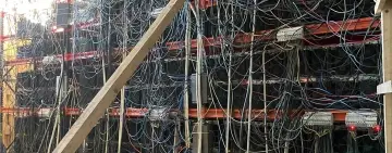 Fermă clandestină de criptomonede cu peste 400 de echipamente descoperită de inspectorii ANAF Antifraudă într-o cladire dezafectată. Activitate desfășurată în afara oricărei evidențe fiscale