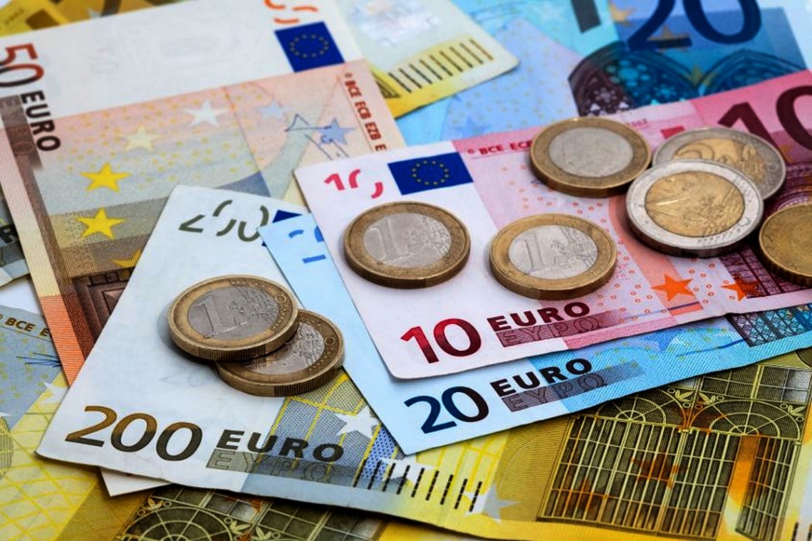 ANALIZĂ: Euro a scăzut miercuri, după anunțarea cursului, la 5,23 lei