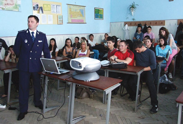 Politisti asalt scoli