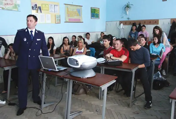 Politisti asalt scoli