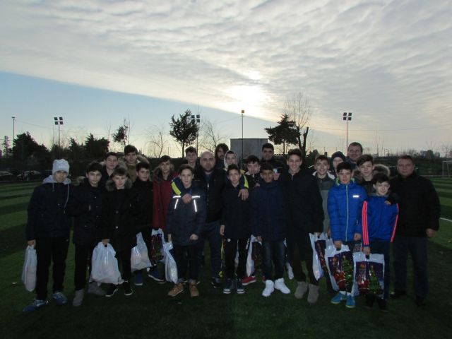 grup copii cadouri 2